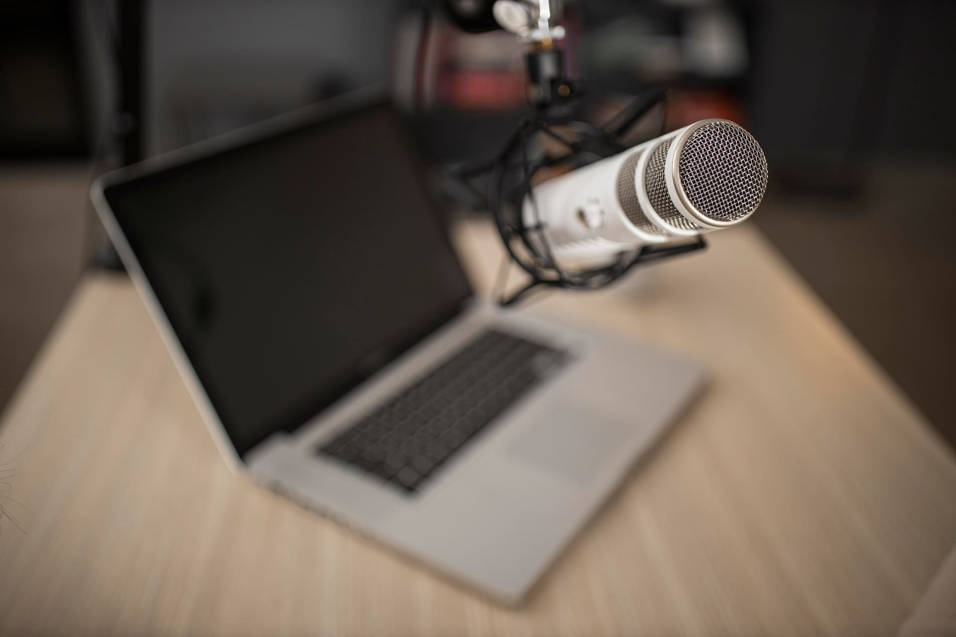 Micrófono de radio y laptop en estudio